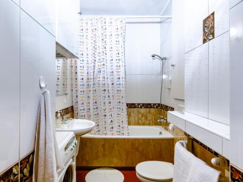 クラクフにあるOK KAZIMIERZ Apartmentsのバスルーム(バスタブ、トイレ、シンク付)