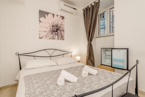 1 dormitorio con 1 cama, ventana y TV en Porta Adriatica, en Split