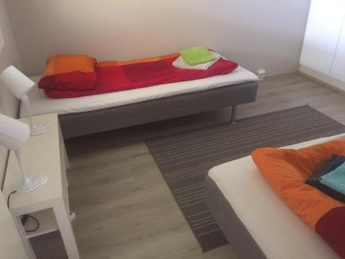 1 dormitorio pequeño con 1 cama con manta roja en Apartment Puistotie 4, en Pyhäjoki