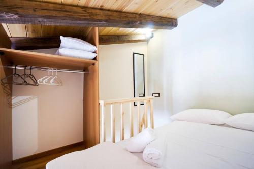 GalatásにあるKyriaki's Traditional Loftの二段ベッド2組(白い枕付)が備わる客室です。