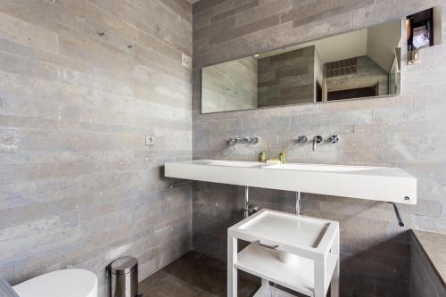 a bathroom with a sink and a mirror at CMG - Tour Eiffel - 75 in Paris