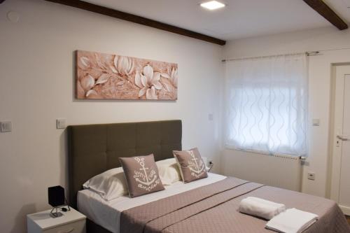 1 dormitorio con 1 cama y una pintura en la pared en Airport room's Residence Garden, en Velika Gorica