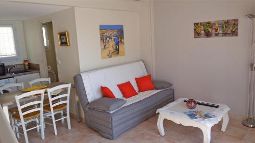 un salon avec un canapé et une table dans l'établissement Les Lavandins-Gite Magali, à Saint-Rémy-de-Provence