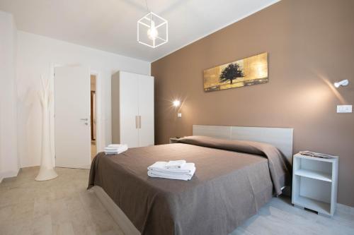 ein Schlafzimmer mit einem großen Bett in einem Zimmer in der Unterkunft Le Rime in Arezzo
