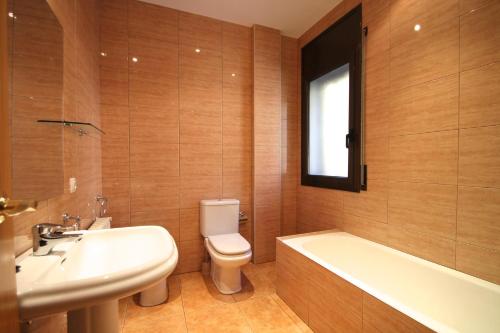 uma casa de banho com uma banheira, um WC e um lavatório. em Pont de Toneta 6,3 Atico Duplex, Ransol, Zona Grandvalira em Ransol