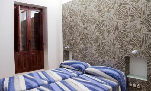 Ένα ή περισσότερα κρεβάτια σε δωμάτιο στο Hotel-Restaurante Casa Blava Alzira