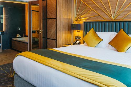 Säng eller sängar i ett rum på Iveagh Garden Hotel