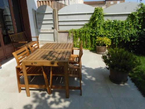 Φωτογραφία από το άλμπουμ του Les Volets Bleus σε Le Perréon