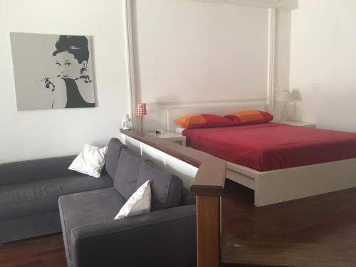 una sala de estar con una cama y un sofá en Vatican City House Roma, en Roma