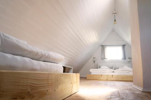 Postel nebo postele na pokoji v ubytování Venkovský domek s panoramatickou saunou