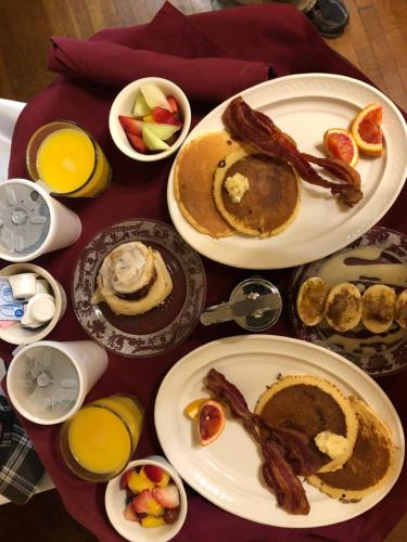 The Mayor's Mansion Inn في تشاتانوغا: طاولة عليها أطباق طعام الإفطار