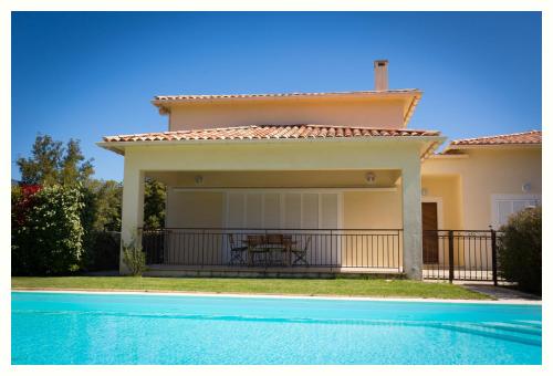 Villa con piscina frente a una casa en Villa 4 étoiles Sole di Corsica en Cauro
