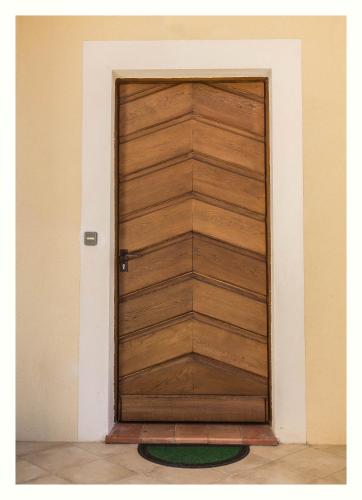 a wooden door in the corner of a room at Villa 4 étoiles Sole di Corsica in Cauro