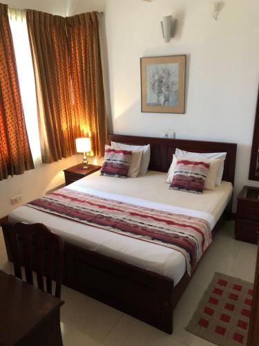 Afbeelding uit fotogalerij van Hedges Court Residencies -Town Hall- 2 Room 3 Bed Apartment in Colombo