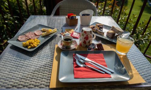 a table with two plates of food and drinks on it at Agriturismo Il Giardino Degli Ulivi in Lazise