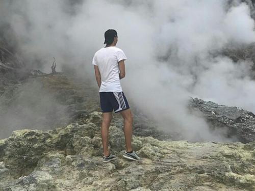 a man standing on top of a mountain at De Salak Homestay in Bogor