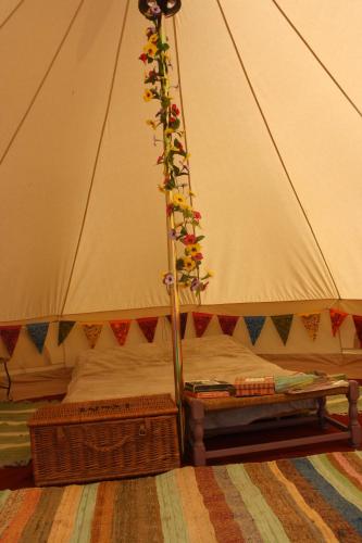 Ένα ή περισσότερα κρεβάτια σε δωμάτιο στο The Valley Bell Tents, Bring Your Own Bedding