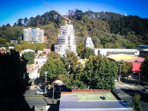 una vista de una ciudad con una grúa en el fondo en NM ApartHotel Castellon, en Concepción