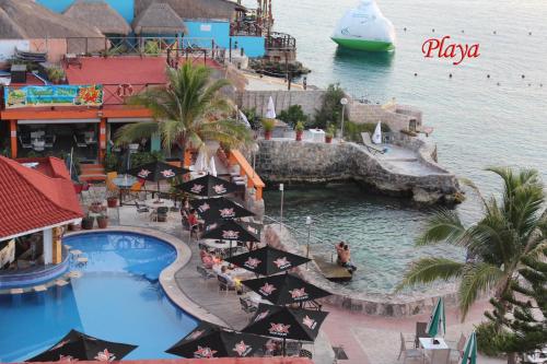 Blick auf den Pool in einem Wasserpark in der Unterkunft Hotel Barracuda in Cozumel