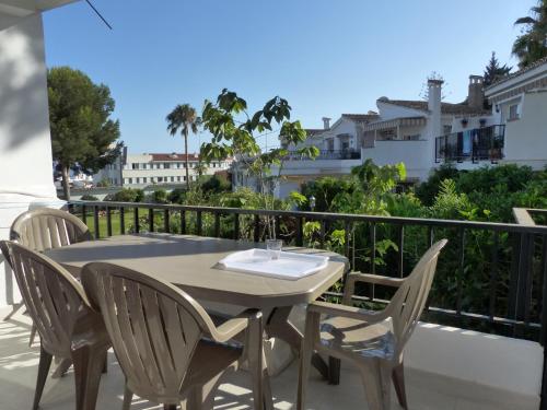 Apartment, 2 bedrooms, on the beach, with pool, sea views and garden