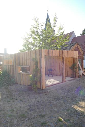 a wooden fence in a yard with a patio at Ferienwohnung am Markt in Biesenthal