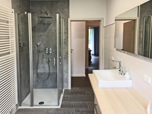 ein Bad mit einer Dusche und einem Waschbecken in der Unterkunft Haus Josef Klotten in Klotten