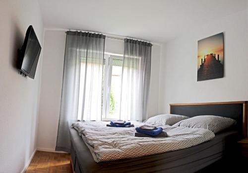 ein Schlafzimmer mit einem Bett mit zwei blauen Gerichten darauf in der Unterkunft Haus Josef Klotten in Klotten