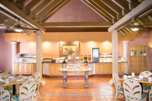 a large dining room with a table and chairs at iStay Hotel Ciudad Victoria in Ciudad Victoria