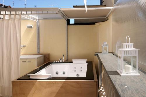 La grande salle de bains est pourvue d'une baignoire et d'un lavabo. dans l'établissement Bonnes Vacances a Pietrasanta, à Pietrasanta