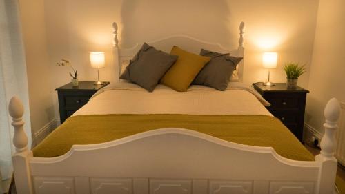 ein Schlafzimmer mit einem großen Bett mit zwei Nachttischen in der Unterkunft Danny’s Place in Derry Londonderry