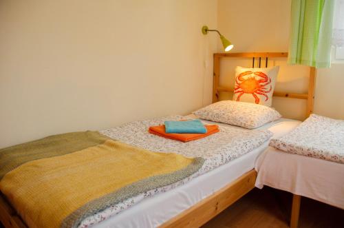 ヤストシェンビャ・グラにあるRóża Wiatrów - domki Jastrzębia Góraのベッドルーム1室(ベッド2台、タオル付)