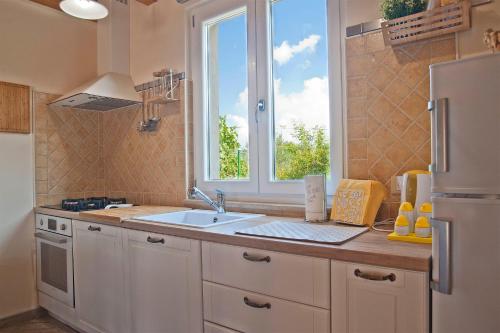 uma cozinha com um lavatório e uma janela em Casa Mia apartment em Vodnjan