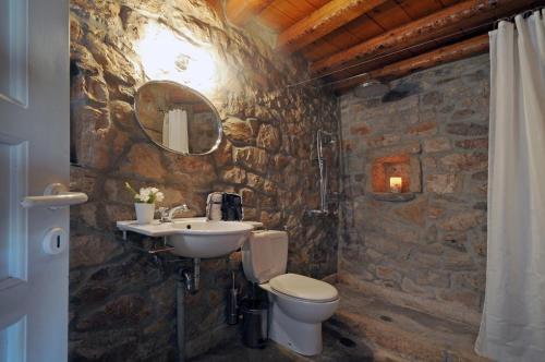 A bathroom at Sfendoni House