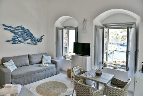 TV a/nebo společenská místnost v ubytování Port Mansion Hydra 1