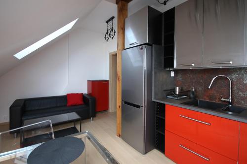 ルブリンにあるPod Zamkiem 2 sypialnie, salon, 70 m, komfort, max 8 osのキッチン(ステンレス製の冷蔵庫、赤いキャビネット付)