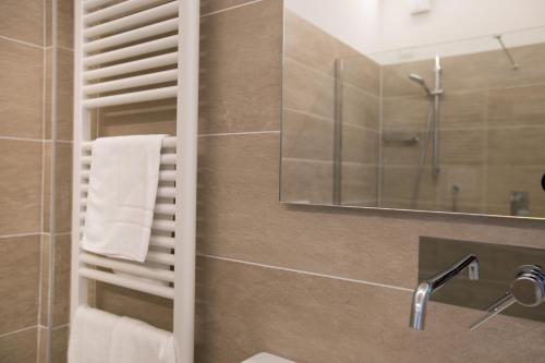 W łazience znajduje się umywalka i lustro. w obiekcie Hotel Pineta w mieście Sottomarina
