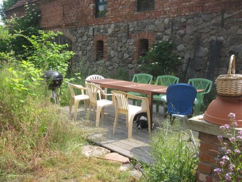 a wooden table and chairs in a garden at Ferienwohnung Pusteblume in Steinhöfel