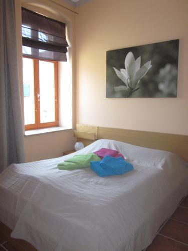 a bedroom with a bed with two towels on it at Ferienwohnung Pusteblume in Steinhöfel