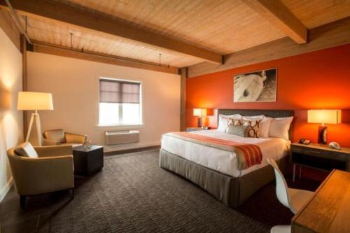 Un pat sau paturi într-o cameră la Harbor House Hotel and Marina