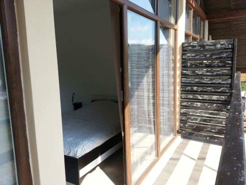 Zimmer mit einem Balkon, einem Bett und einem Fenster in der Unterkunft La Belle Vie in Vartop