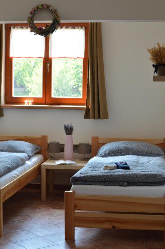 Posteľ alebo postele v izbe v ubytovaní Ubytování U Valašských ponožek