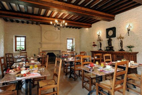 ห้องอาหารหรือที่รับประทานอาหารของ Hôtel Le Manoir De Mathan Crépon à la campagne 5 mn d'Arromanches et 10 mn de Bayeux