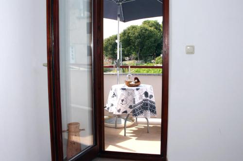 a mirror reflecting a table with a tablecloth on it at Apartmani TEO in Tisno