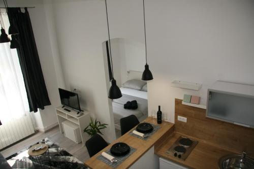 Kleines Zimmer mit einem Schreibtisch und einem Bett. in der Unterkunft Stylish Apartment in City Center in Pula