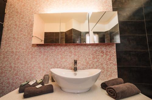 Nafplio View Luxury House في Ária: حمام مع حوض ومرآة