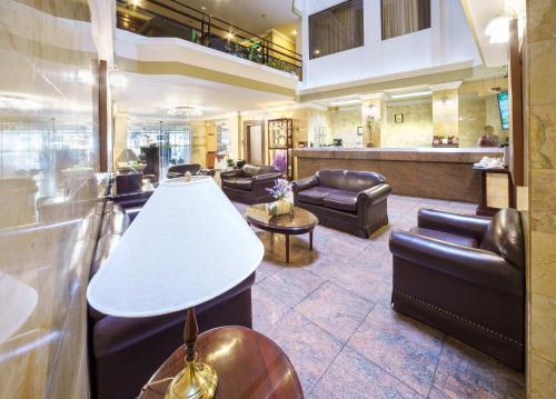a waiting room with couches and a bar at Ritz Apart Hotel in La Paz