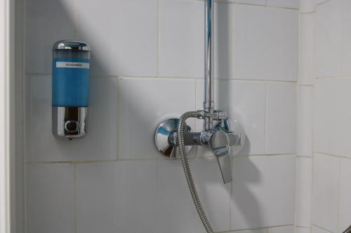 una ducha con una manguera de agua pegada a la pared en Granada City Center en Granada