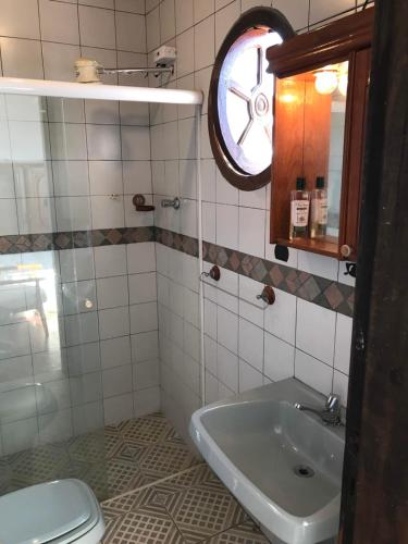y baño con aseo y lavamanos. en Guest house with stunning view, en Río de Janeiro