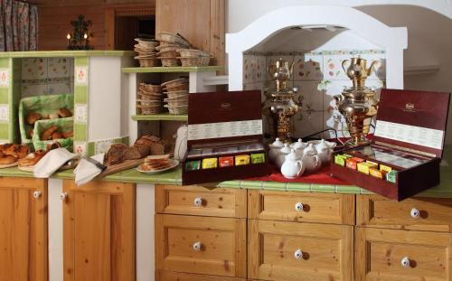 レッヒにあるホテル アネモネのキッチン(カウンター付)