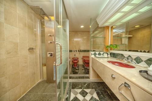 Ett badrum på Hotel Silverland